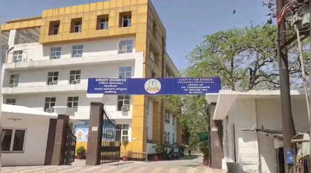 Aligarh: अब सफाईकर्मी को मिला आयकर विभाग का नोटिस, 33.88 करोड़ रुपये के लेनदेन का आरोप