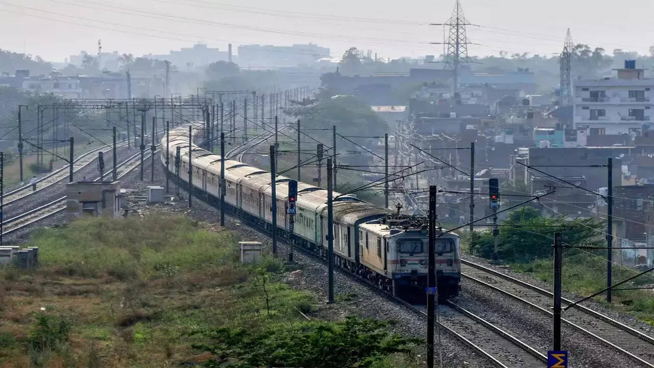 delhi howrah route