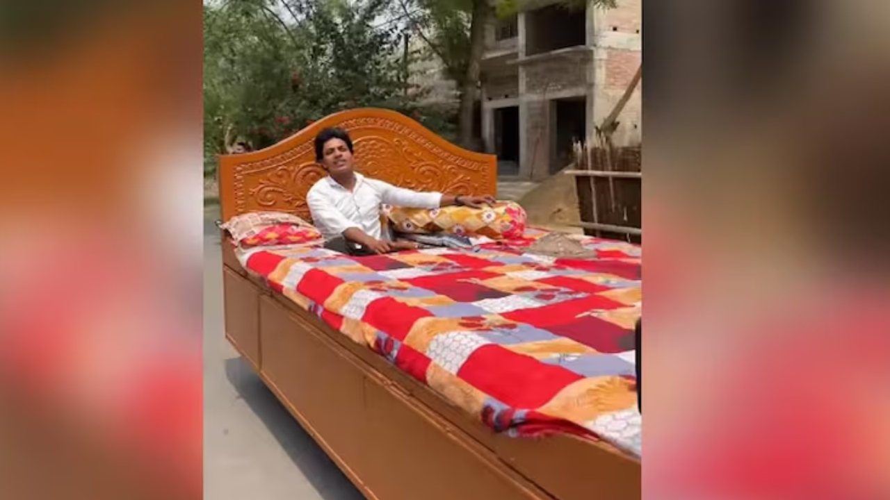 कार रूपी बेड को दौड़ाता शख्स।