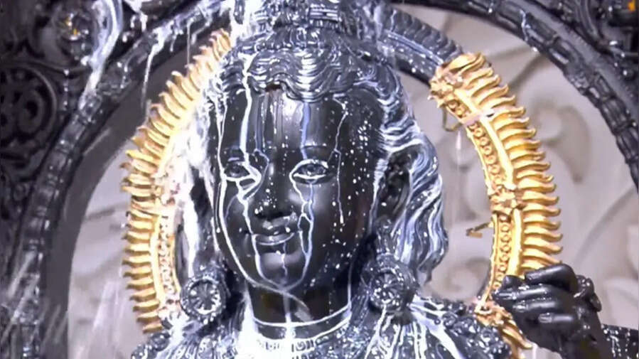 Ayodhya Ram Navami Live रामलला का किया जा रहा है अभिषेक