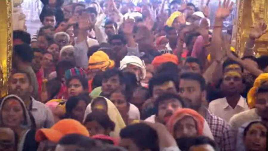 Ayodhya Ram Mandir Live राम मंदिर में उमड़ी भक्तों की भारी भीड़