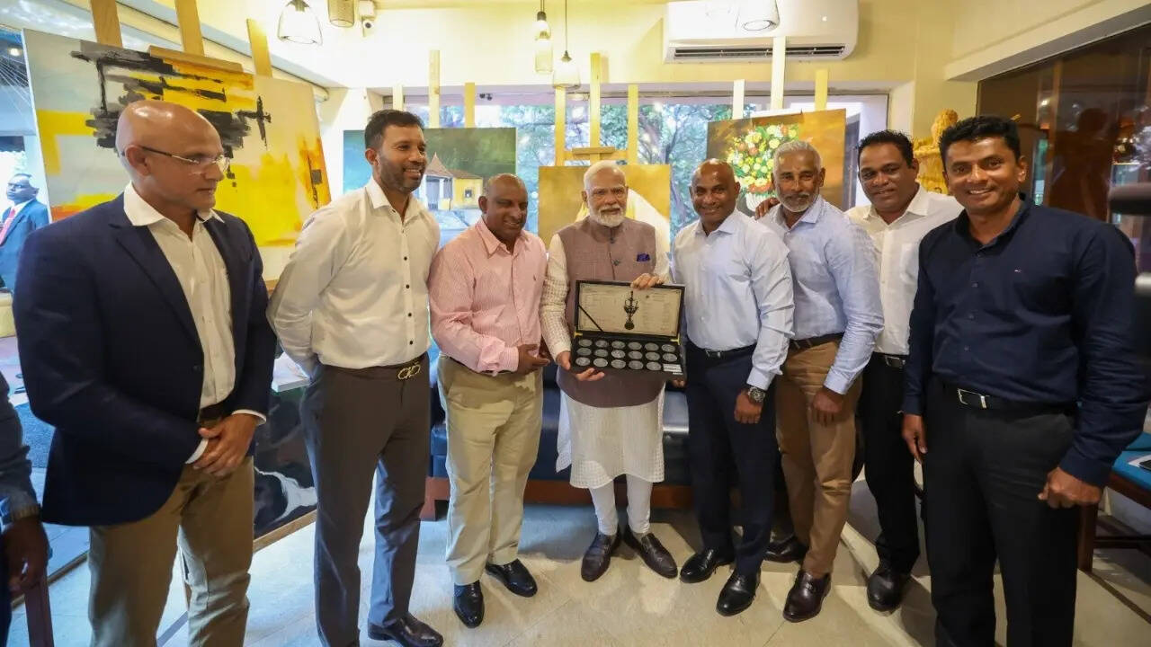 PM Modi with 1996 World Cup Winning Sri Lanlan Cricket team