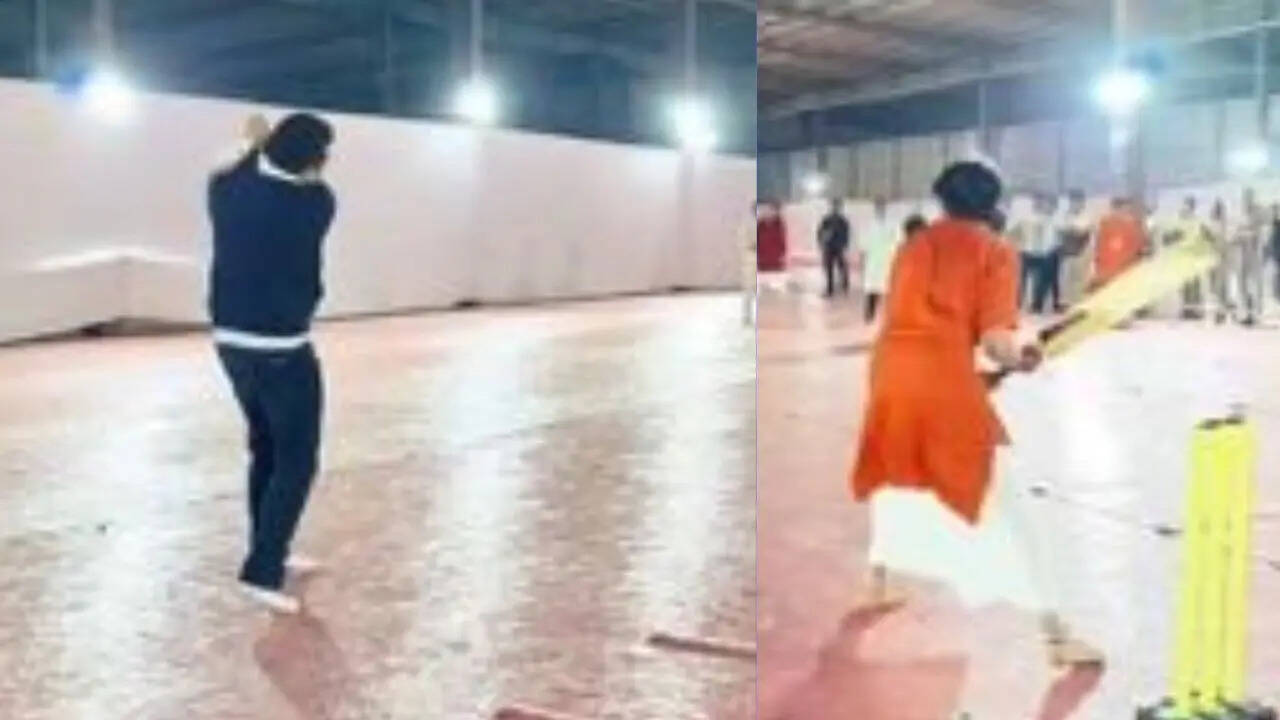 Bageshwar Dham Sarkar Dhirendra Shastri Play Cricket With Virender Sehwag
