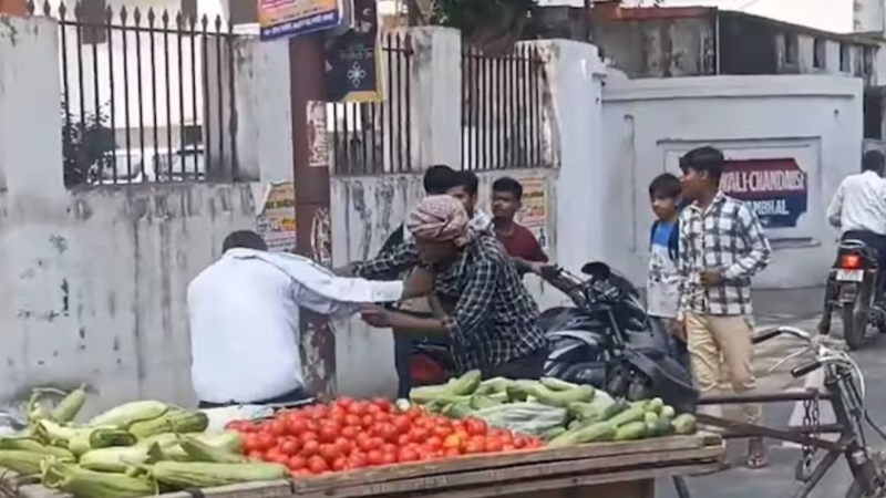 सड़क पर होती लड़ाई।