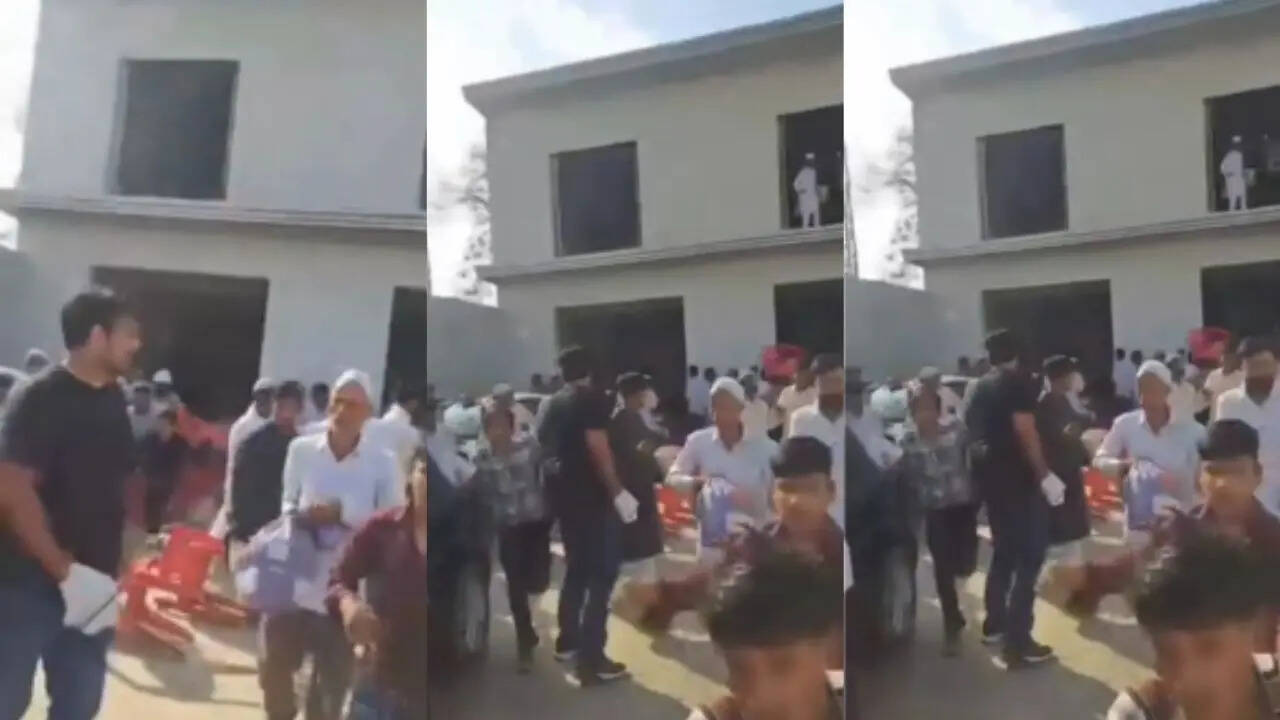 छुआरों पर भिड़े बाराती-घराती; जमकर चलीं कुर्सियां और डंडे, देखें Viral Video