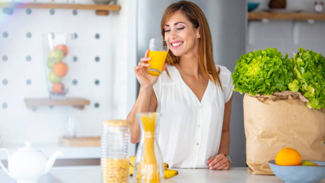 ¿Por qué no beber jugo con el estómago vacío en hindi?