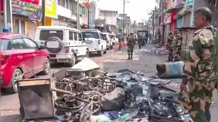 Murshidabad Violence: मुर्शिदाबाद हिंसा... जली झोपड़ियां, लूटा सामान, पीड़ितों के सामने अनिश्चित भविष्य