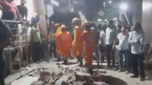 Delhi Building Collapsed दिल्ली में ढही 4 मंजिला इमारत 15 से 20 लोगों के मलबे में दबे होने की आशंका राहत बचाव कार्य जारी
