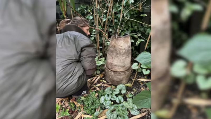 यूके में मिला टूटा हुआ फूलदान।