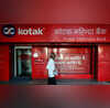 Kotak Bank ATM Charges कोटक बैंक के ग्राहक हो जाएं अलर्ट ATM से पैसा निकालने पर लगेगा ज्यादा चार्ज 1 मई से लागू होगा नया शुल्क