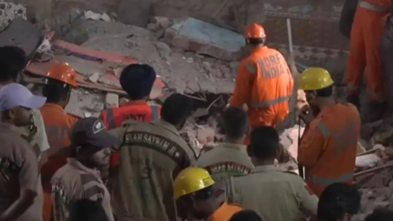 mustafabad building collapse