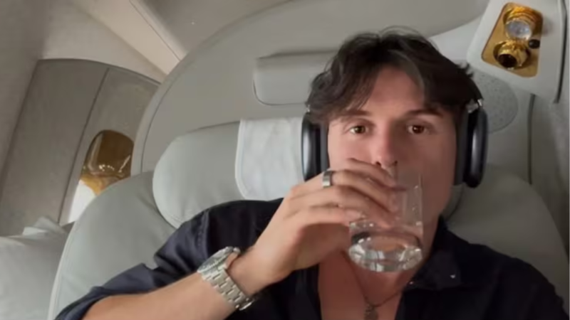 फ्लाइट में बैठे जेक बास।