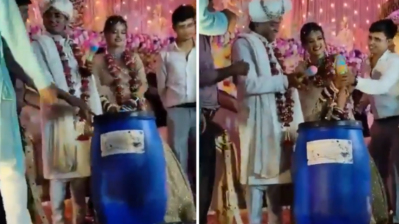 दूल्हा-दुल्हन को नीला ड्रम देते लोग।