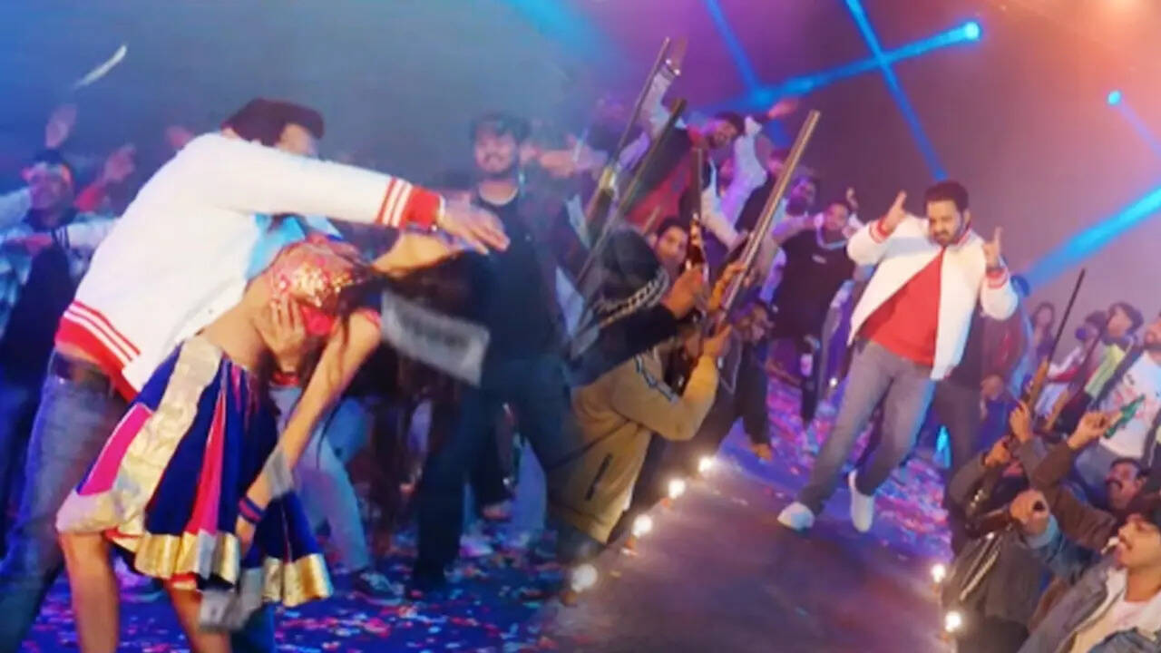 Pawan Singh and Shweta Sharma's Ghaghari Song.