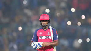 IPL 2025 राजस्थान रॉयल्स को लगा बड़ा झटका आरसीबी के खिलाफ मैच से बाहर हुए संजू सैमसन