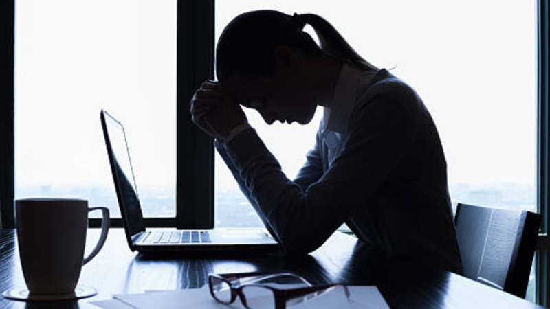 महिला ने दिया इस्‍तीफा।