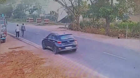 Bijnor Accident: मॉर्निंग वॉक पर निकलने दो लोगों को बेकाबू कार ने मारी टक्कर, CCTV कैमरे में कैद हुआ खौफनाक मंजर