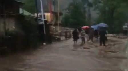 Sikkim Landslide: उत्तरी सिक्किम में भारी बारिश के कारण लैंडस्लाइड, एक हजार टूरिस्ट और 200 वाहन फंसे