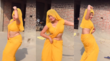 Bhabhi Dance जो बीच बजरिया गाने पर देसी भाभी का मदहोश करने वाला डांस ठुमके पर दिल हार बैठे लोग
