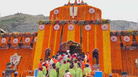 खुल गए बद्रीनाथ धाम के कपाट, 'फूलों की भव्य सजावट' से सजा मंदिर, जय जयकार लगाते दर्शन को उमड़े भक्त