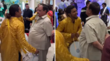 Video शादी के मस्ती भरे माहौल में बाराती ने ढोलवालों को दिया शगुन मगर तरीका देख हंसकर लोटपोट हो गए यूजर्स