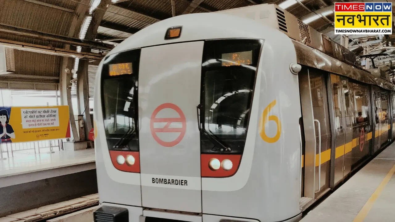 Pistolas y balas que se encuentran en el metro de Delhi