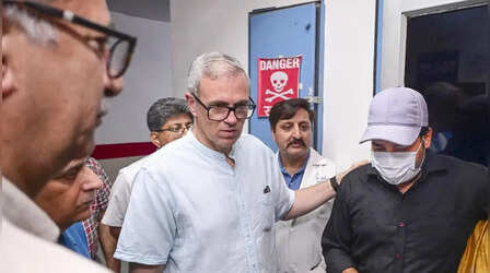 Jammu: उमर अब्दुल्ला ने जम्मू के विस्फोट प्रभावित इलाकों का किया दौरा, घायलों के परिजनों से की मुलाकात