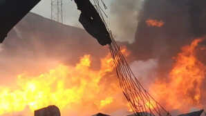 Maharashtra Fire भिवंडी में भीषण आग लगने से 22 गोदाम जलकर राख 4 दमकल गाड़ियां काबू पाने में जुटी