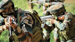 जम्मू-कश्मीर के त्राल में आतंकियों से मुठभेड़ सुरक्षाबलों ने पूरे इलाके को घेरा