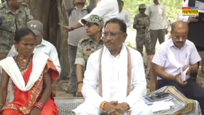 सुकमा-दंतेवाड़ा बॉर्डर पर आयोजित चौपाल में पहुंचे CM विष्णु देव साय गदगद हुए ग्रामीण खास तरीके से किया स्वागत