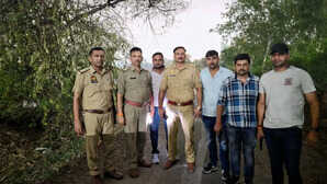 नोएडा पुलिस के हाथ लगी बड़ी सफलता चोरी और लूट के मामलों में फरार बदमाश एनकाउंटर में गिरफ्तार