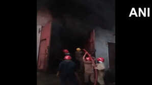Delhi Fire बवाना की फैक्ट्री में लगी भीषण आग जोरदार धमाके के बाद गिरी इमारत 17 दमकल गाड़ियां मौके पर मौजूद