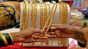 सोना 100 रुपये महंगा चांदी 2000 रुपये सस्ती वैश्विक रुख और अमेरिकी नीतियों का दिखा असर
