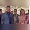 टाइट सिक्योरिटी के साथ दोस्त की शादी में शामिल हुए सलमान खान वीडियो देख लोगों ने दे दिया भाईजान को घर बसाने का सुझाव