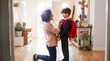 Parenting Tips पहली बार स्कूल जा रहा है बच्चा तो उन्हें जरूर सिखाएं ये 5 बातें