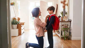 Parenting Tips पहली बार स्कूल जा रहा है बच्चा तो उन्हें जरूर सिखाएं ये 5 बातें