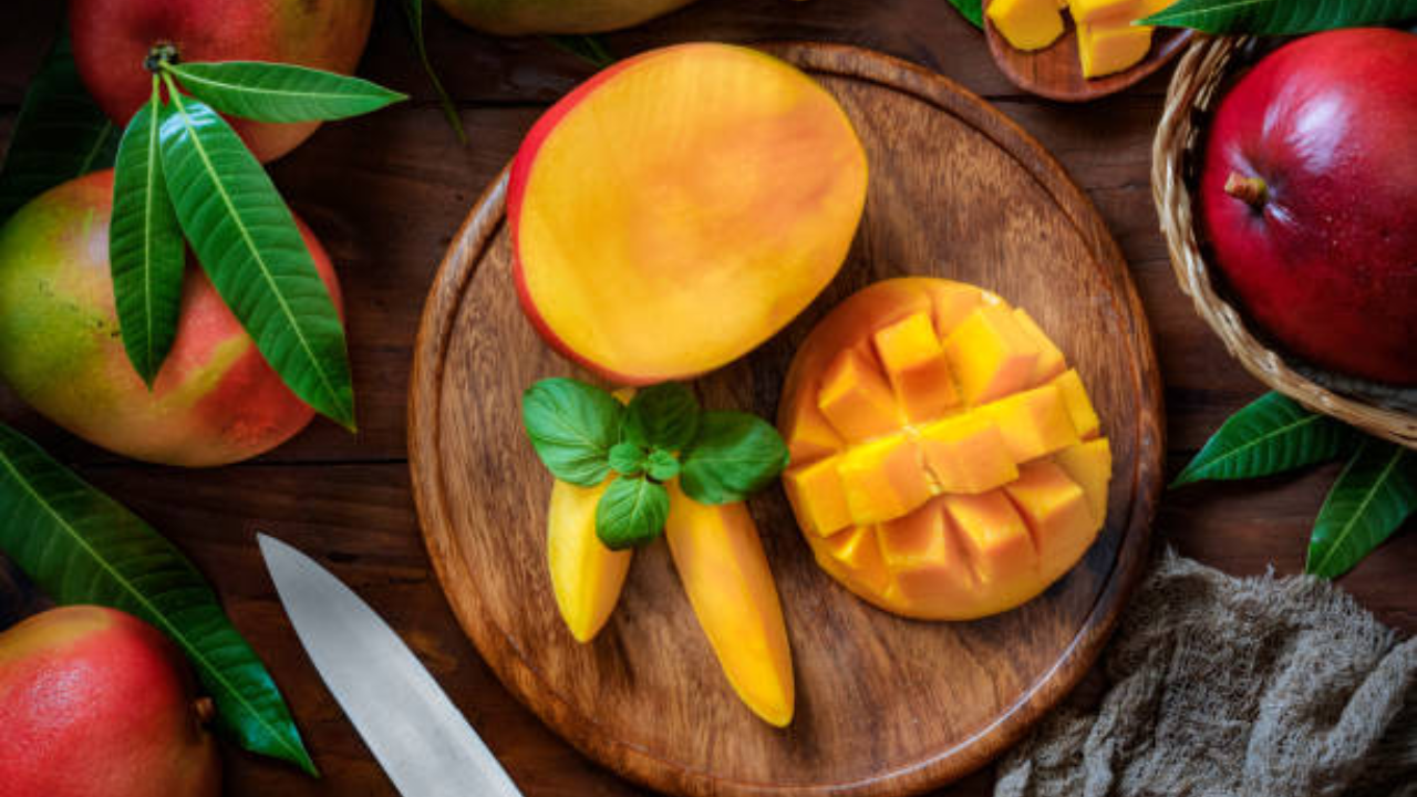 Side effects of eating too much mango in Hindi
