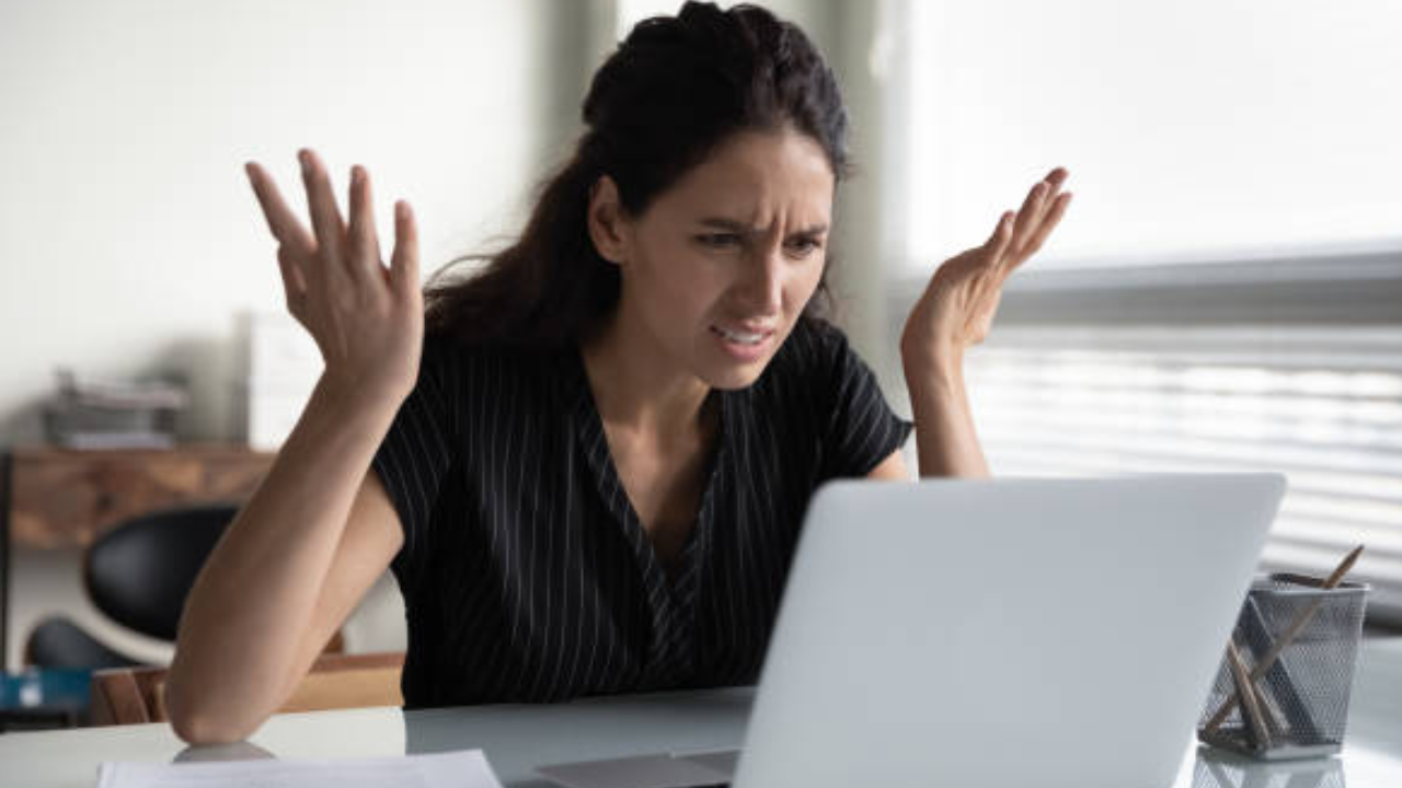 The female employee denounced the employer.