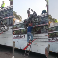 Viral Video Today बाइक को सिर पर उठाया और फिर बस के ऊपर चढ़ गया स्वैग देख दिमाग के धागे खुल जाएंगे