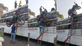Viral Video Today बाइक को सिर पर उठाया और फिर बस के ऊपर चढ़ गया स्वैग देख दिमाग के धागे खुल जाएंगे