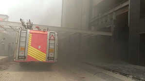 Delhi Fire राजौरी गार्डन मॉल में लगी धमाके के साथ लगी आग एक फायर कर्मी घायल