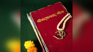 Gita Updesh चाहिए सुकून भरी जिंदगी तो जीवन में उतार लें गीता में बताए ये उपदेश खुशियों से भर जाएगी आपकी लाइफ