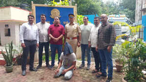 रेलवे ट्रैक के जरिए मुंबई पुलिस को चकमा था शातिर चोर CCTV पर इस हरकत ने खोल दी पोल