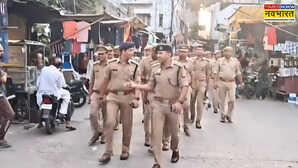 Sambhal News बकरीद से पहले संभल में पुलिस का फ्लैग मार्च संवेदनशील इलाकों में प्रशासन अलर्ट