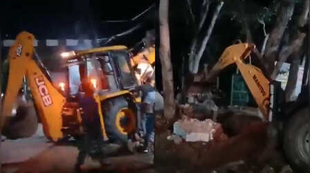 संभल में फिर चला बुलडोजर, सड़क निर्माण में बाधा बन रहे कब्रिस्तान के अवैध अतिक्रमण को किया गया ध्वस्त
