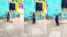 Viral Video Today सांप के साथ खिलौने की तरह खेल रहा था मासूम बच्चा फिर जो हुआ उसे दिल थामकर देखें