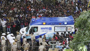 Bengaluru Stampede कमिश्नर से लेकर इस्पेक्टर तक सस्पेंड बेंगलुरु भगदड़ मामले में सिद्दारमैया सरकार का बड़ा एक्शन