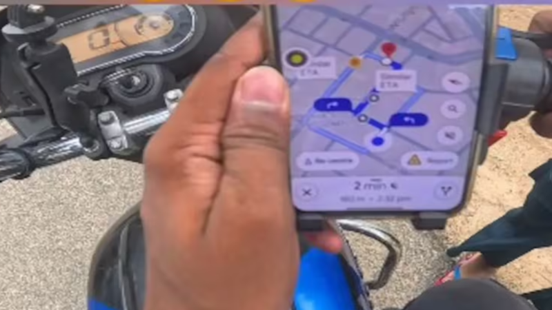 कैब बुकिंग देखता कैप्‍टन।