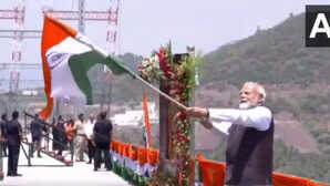 चिनाब रेलवे ब्रिज पर PM मोदी ने लहराया तिरंगा पाकिस्तान से लेकर दुनिया को दिखाया भारत की ताकत देखें तस्वीरें