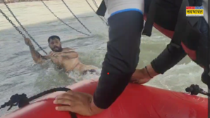 हरिद्वार गंगा में हिचकोले खा रहा था युवक अधर में लटकी थी जान लाइव रेस्क्यू का आया वीडियो